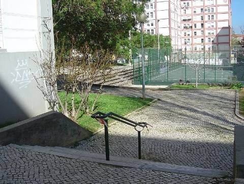 BENFICA - AO LADO DO Colombo: elevadores directos à rua, escadas, portão automático!