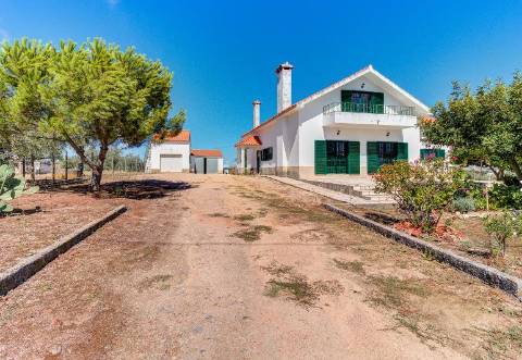 Alentejo: Quinta grande de 2,7 hectares, casa principal e anexos - rigorosamente impecável!