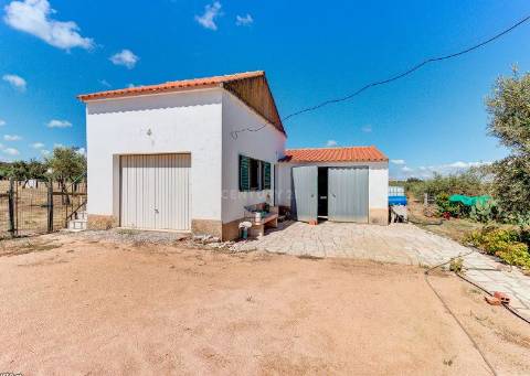 Alentejo: Quinta grande de 2,7 hectares, casa principal e anexos - rigorosamente impecável!