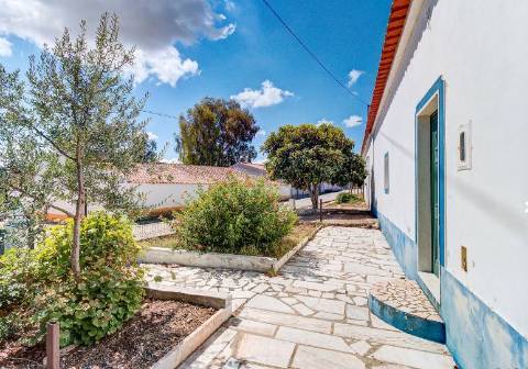 Alentejo: Quinta grande de 2,7 hectares, casa principal e anexos - rigorosamente impecável!