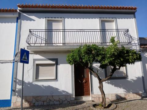 Mourão: grande moradia de RC+1ºandar pátio e anexos+2garagens!