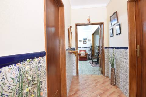 Mourão: grande moradia de RC+1ºandar pátio e anexos+2garagens!