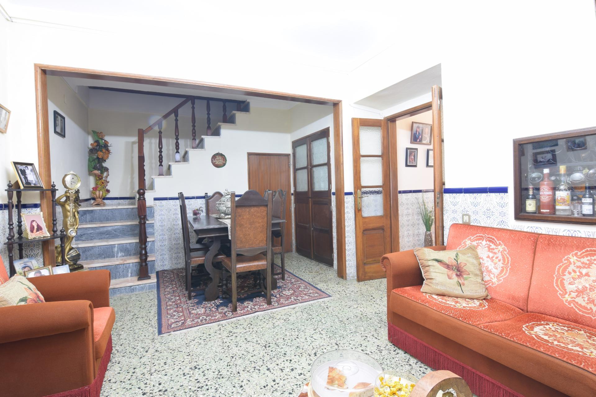 Mourão: grande moradia de RC+1ºandar pátio e anexos+2garagens!