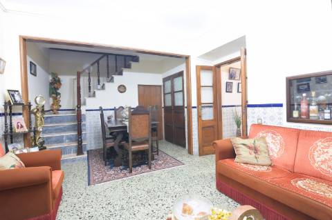 Mourão: grande moradia de RC+1ºandar pátio e anexos+2garagens!