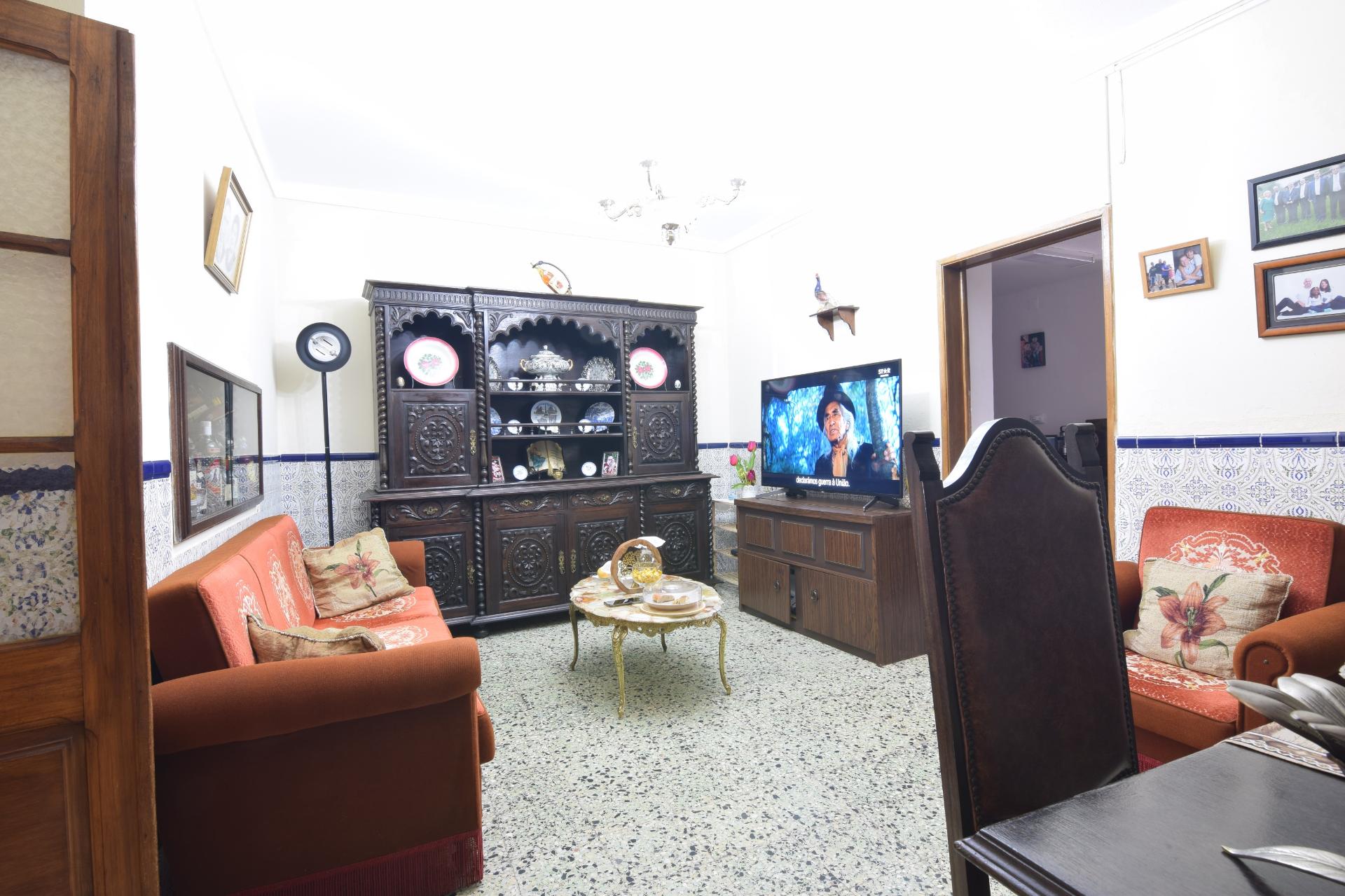 Mourão: grande moradia de RC+1ºandar pátio e anexos+2garagens!