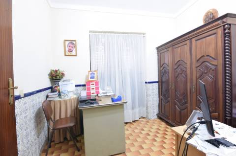 Mourão: grande moradia de RC+1ºandar pátio e anexos+2garagens!