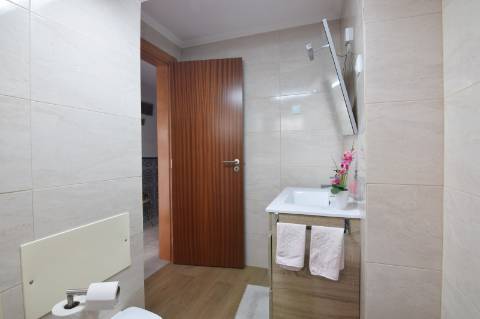 Mourão: grande moradia de RC+1ºandar pátio e anexos+2garagens!