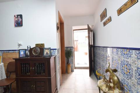 Mourão: grande moradia de RC+1ºandar pátio e anexos+2garagens!