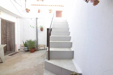 Mourão: grande moradia de RC+1ºandar pátio e anexos+2garagens!