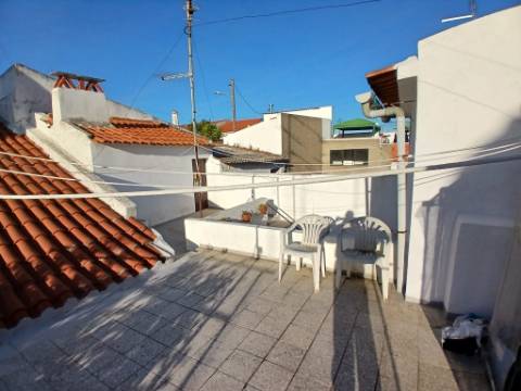 Mourão: grande moradia de RC+1ºandar pátio e anexos+2garagens!