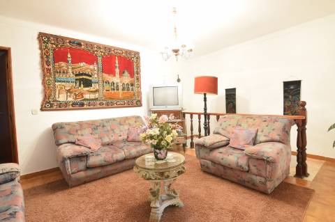 Mourão: grande moradia de RC+1ºandar pátio e anexos+2garagens!