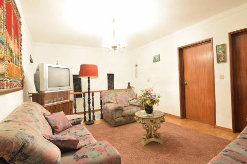 Mourão: grande moradia de RC+1ºandar pátio e anexos+2garagens!