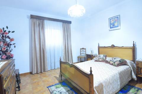 Mourão: grande moradia de RC+1ºandar pátio e anexos+2garagens!