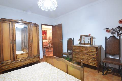 Mourão: grande moradia de RC+1ºandar pátio e anexos+2garagens!