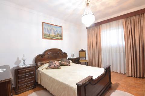 Mourão: grande moradia de RC+1ºandar pátio e anexos+2garagens!