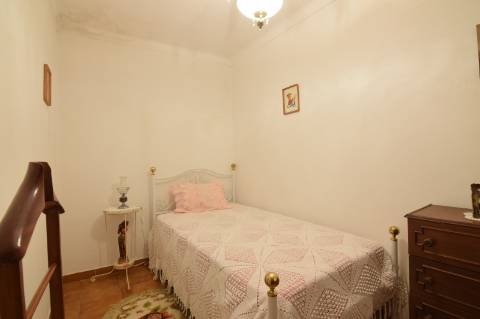 Mourão: grande moradia de RC+1ºandar pátio e anexos+2garagens!