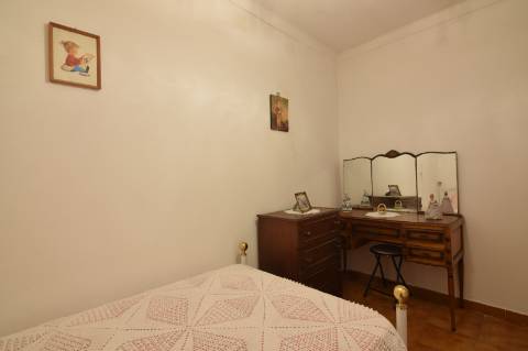 Mourão: grande moradia de RC+1ºandar pátio e anexos+2garagens!