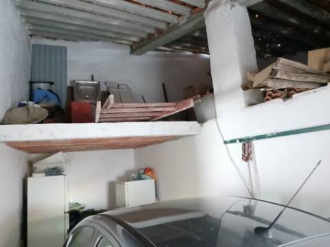 Mourão: grande moradia de RC+1ºandar pátio e anexos+2garagens!