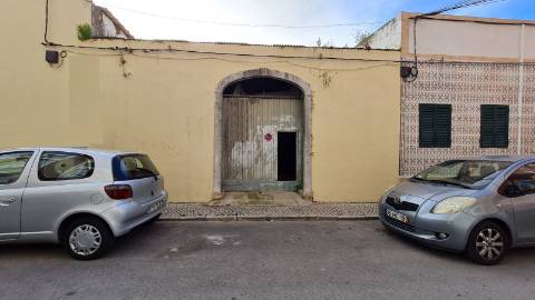 Armazém com 124 m2 para recuperar em Olhão