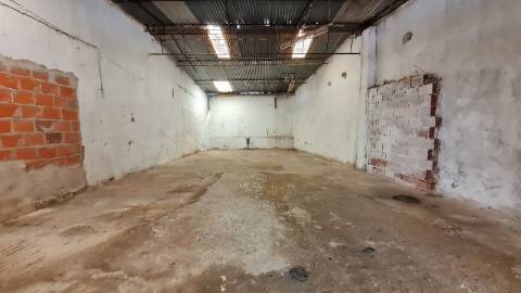 Armazém com 124 m2 para recuperar em Olhão