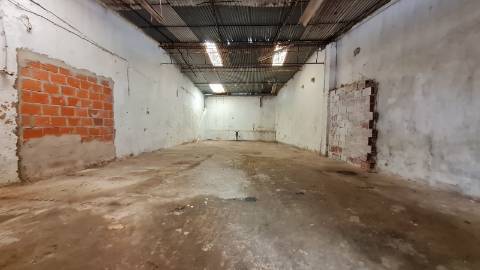 Armazém com 124 m2 para recuperar em Olhão