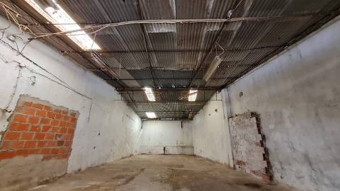 Armazém com 124 m2 para recuperar em Olhão