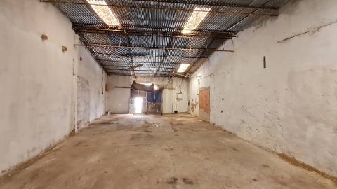 Armazém com 124 m2 para recuperar em Olhão