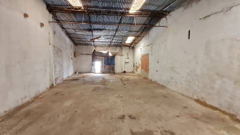 Armazém com 124 m2 para recuperar em Olhão