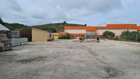 Armazém com 4.596m2