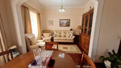 Vivenda V2+1, muito bem situada para venda em Olhão