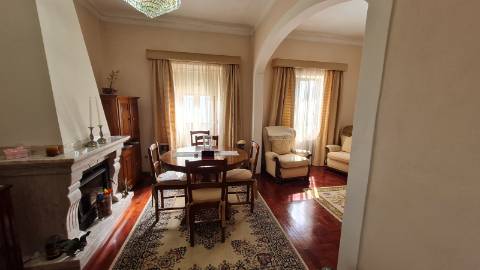 Vivenda V2+1, muito bem situada para venda em Olhão