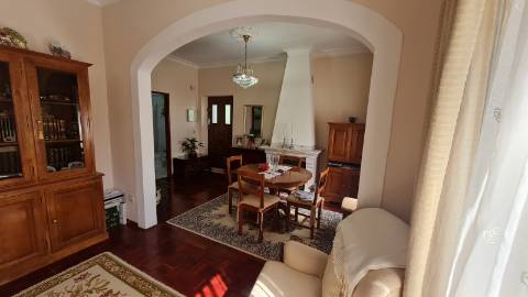 Vivenda V2+1, muito bem situada para venda em Olhão