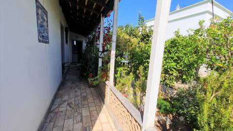 Vivenda V2+1, muito bem situada para venda em Olhão