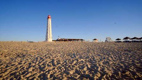 Vivenda V2+1, muito bem situada para venda em Olhão