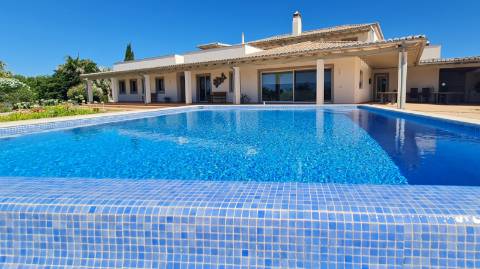 Moradia T3 +1 à venda na tranquila Luz de Tavira