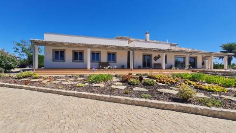 Moradia T3 +1 à venda na tranquila Luz de Tavira