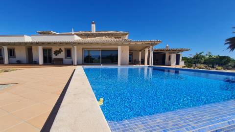 Moradia T3 +1 à venda na tranquila Luz de Tavira