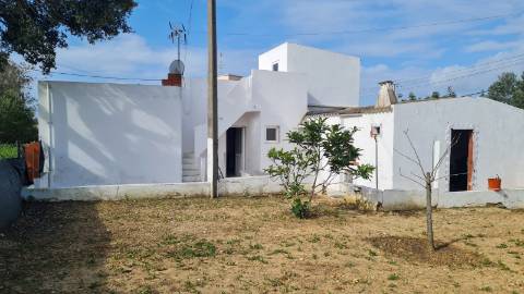 Casa de campo com várias divisões á venda em Luz de Tavira