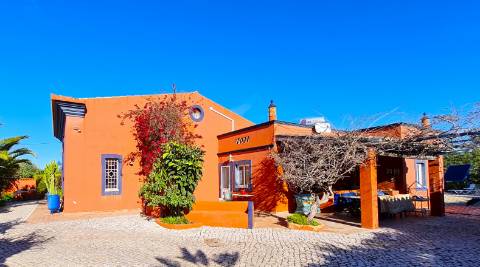 Moradia T3 com piscina á venda em Quelfes, Olhão