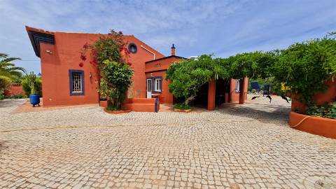 Moradia T3 com piscina á venda em Quelfes, Olhão