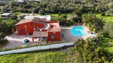 Moradia T3 com piscina á venda em Quelfes, Olhão