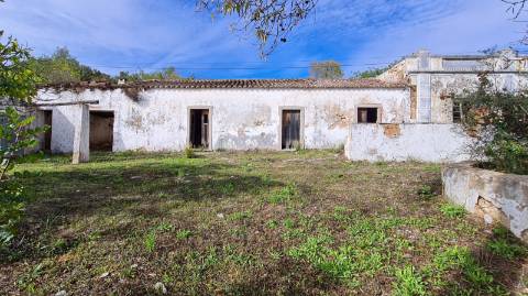 Terreno de 11ha, com casa para recuperar à venda em Santo Estevão Tavira