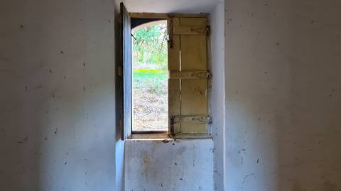 Terreno de 11ha, com casa para recuperar à venda em Santo Estevão Tavira