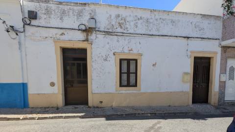 moradia para recuperar à venda na Fuzeta