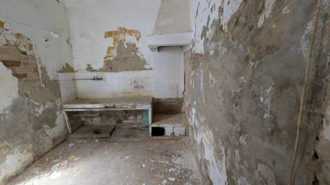 moradia para recuperar à venda na Fuzeta