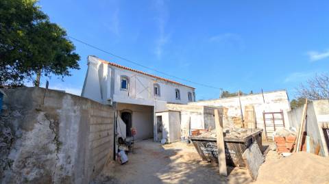 Casa à venda em Luz de Tavira em fase final de recuperação