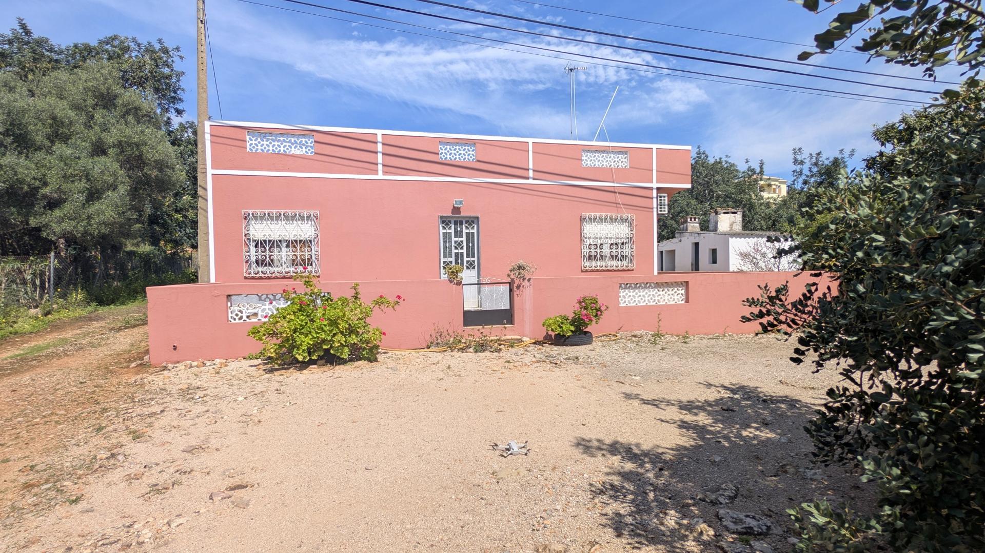 Dois imóveis numa propriedade: oportunidade em Santo Estêvão, Tavira