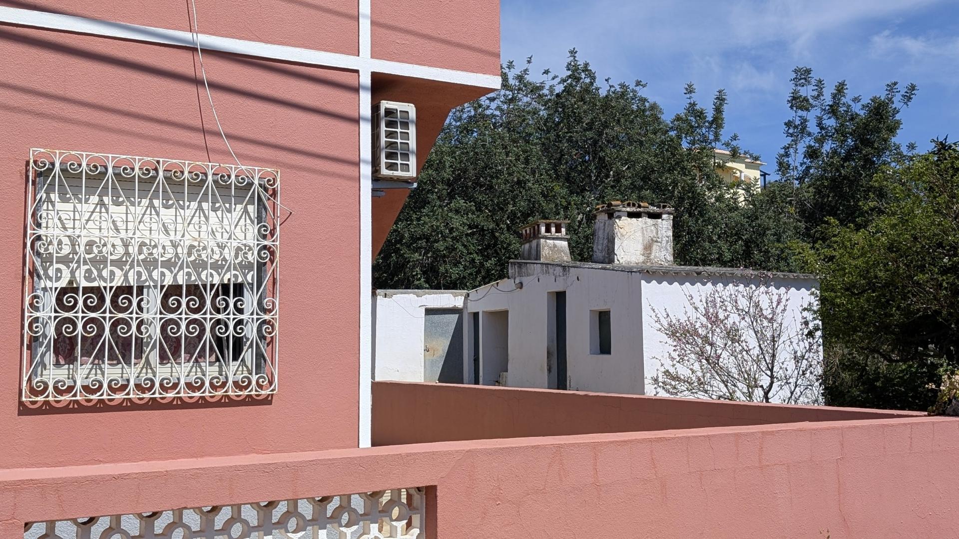 Dois imóveis numa propriedade: oportunidade em Santo Estêvão, Tavira