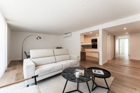 Apartamento T3 Duplex - Rua Carlos George s/n - Olivais - Lisboa