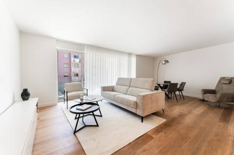 Apartamento T3 Duplex - Rua Carlos George s/n - Olivais - Lisboa